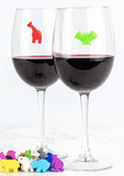 2 copas con vinto tinto y sus marcadores de animales
