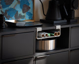 Organizador de rollos cocina ajustable a estantes. De la casa JosephJoseph.