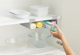 Organizador de rollos cocina ajustable a estantes. De la casa JosephJoseph.