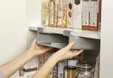 Organizador de rollos cocina ajustable a estantes. De la casa JosephJoseph.