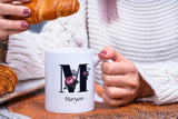 Una chica desayunando con su taza personalizada